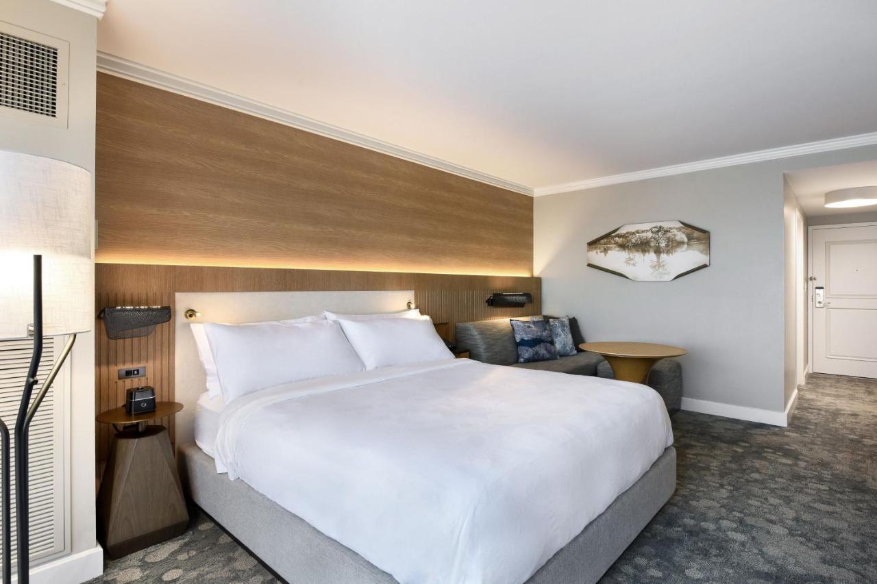 1 King Bed, Lakefront View, Hearing Accessible Guest Room