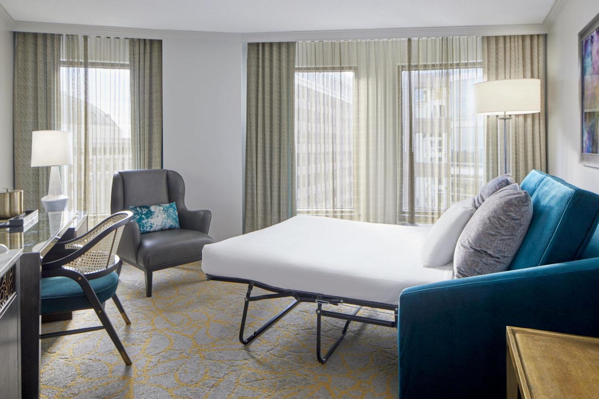 Suite mit Kingsize-Bett, Schlafsofa und Whirlpool-Badewanne