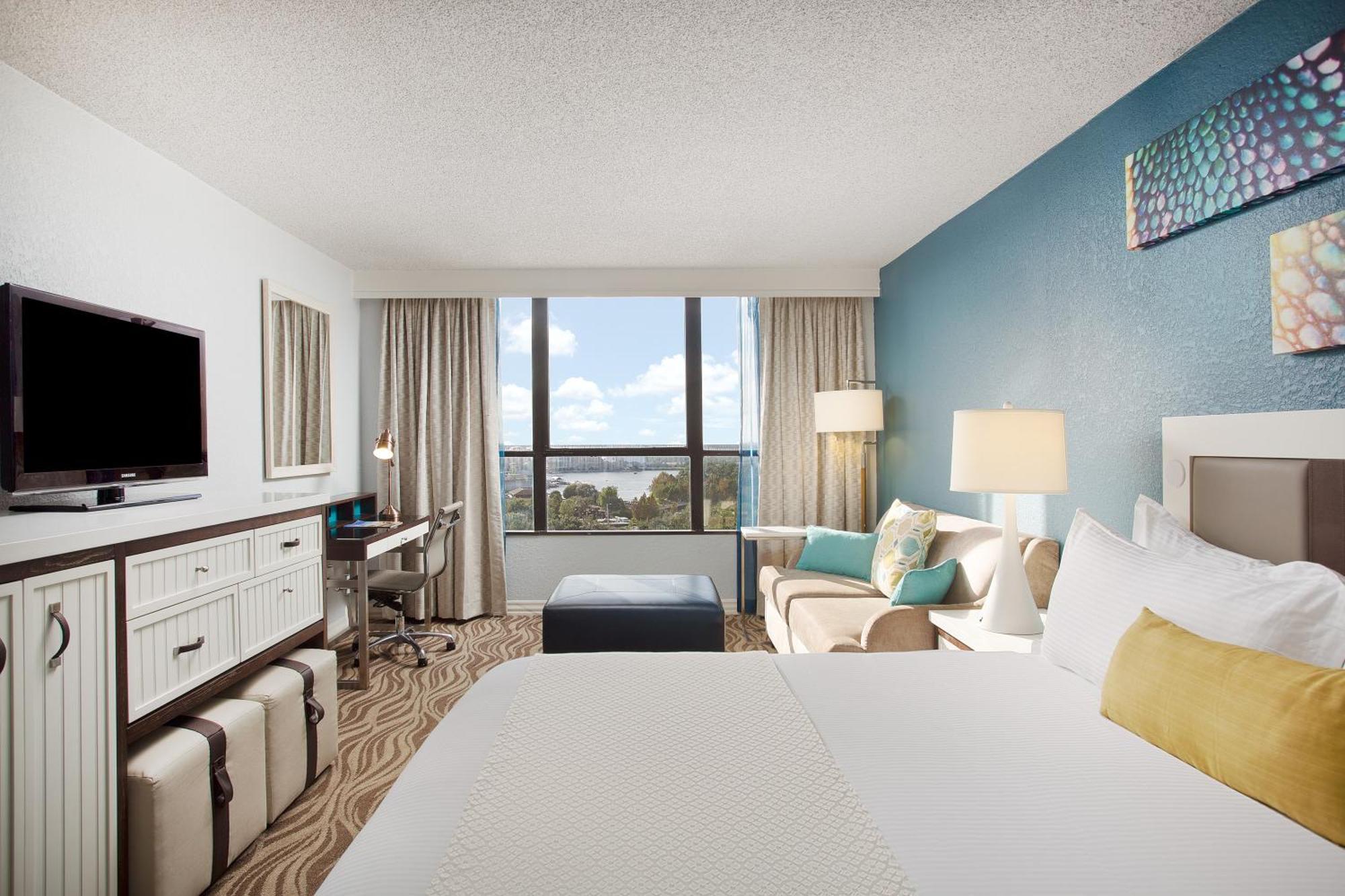 Zimmer mit Kingsize-Bett und Blick auf Disney